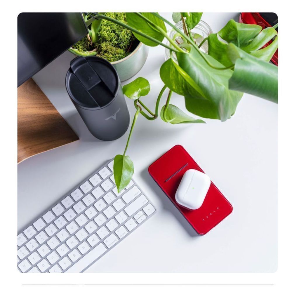 Tesla Wireless Portable Charger 2.0 Red - Picture 6 of 6